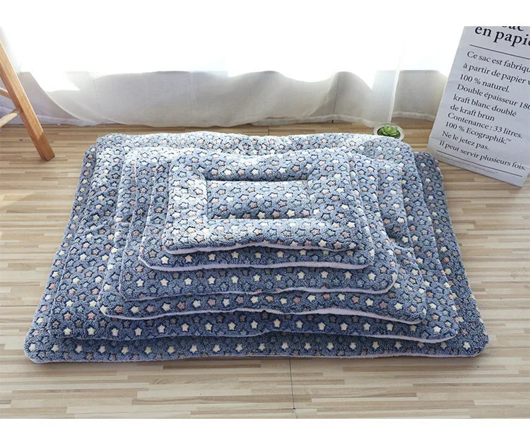 Double-sided pet mats with blue star pattern arranged from smallest to largest size